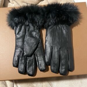 Elegant Black Leather Gloves with Fur Trim